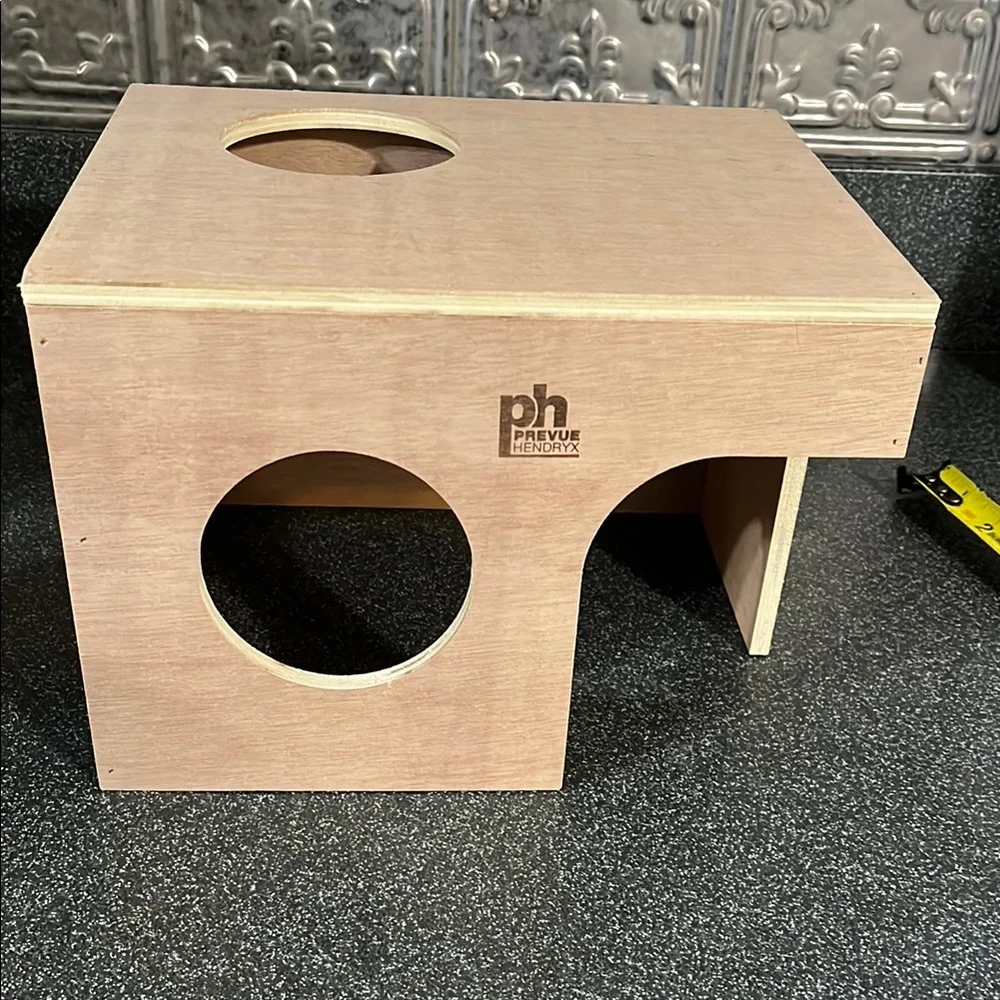 Prevue Pet Products Wood Animal Hut for Guinea Pigs